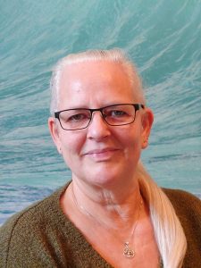 Alexandra Winkens - Heilpraktikerin für Psychotherapie, vor einem mintfarbenen, gewellten Hintergrund