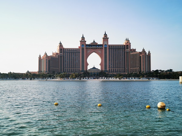 Im Vordergrund das Meer, im Hintergrund ein  riesiges  Hotel, das Atlantis The Palm
