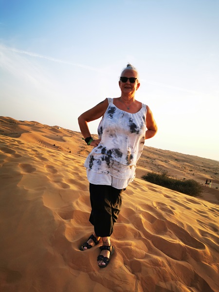 Alexandra in der Wüste in den Vereinigten Arabischen Emiraten