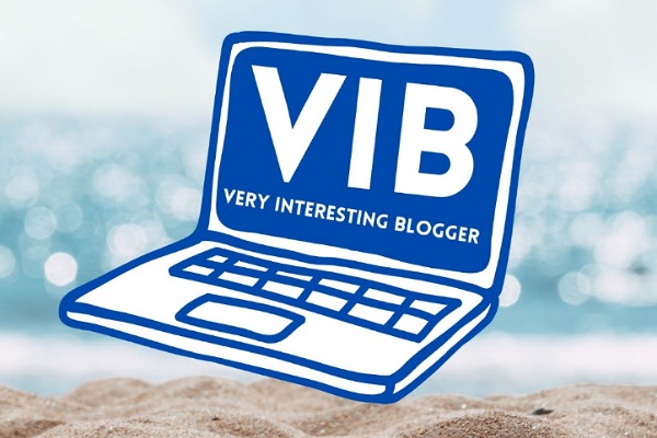 Ein gemalter Laptop in Blau auf dessen Desktop in großen, weißen Lettern "VIB - Very interesting Blogger" steht