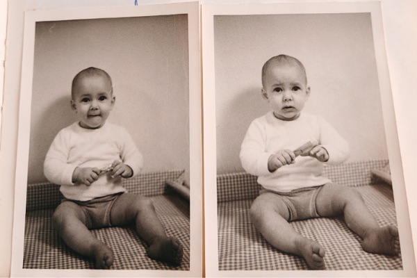 Zwei schwarzweiß Fotos von Alexandra als Baby ein halbes Jahr alt