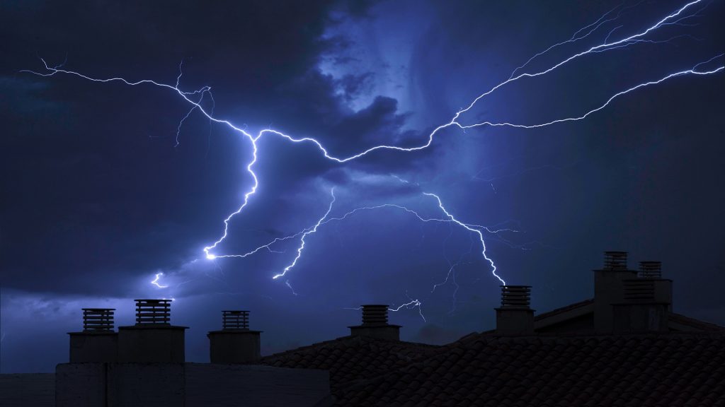 Mehrere Blitze an einem dunkelblauen Himmel