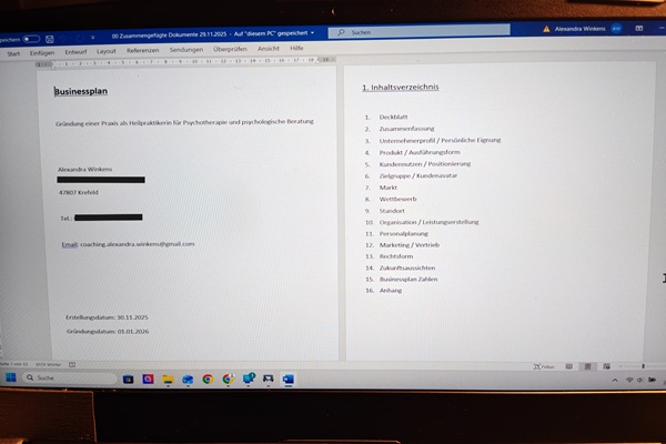 Ein Foto vom Desktop von Alexandra Winkens. Auf dem Bildschirm sind die ersten beiden Seiten des Businessplans zu sehen. Die erste Seite mit Name, Anschrift, etc. und auf der zweiten Seite ist die Inhaltsangabe