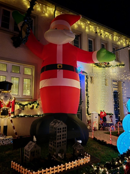 Bild zum Beitrag "Die erste Lichtertour für meine Enkelkinder" im Blogartikel Monatsrückblick Dezember 2025.